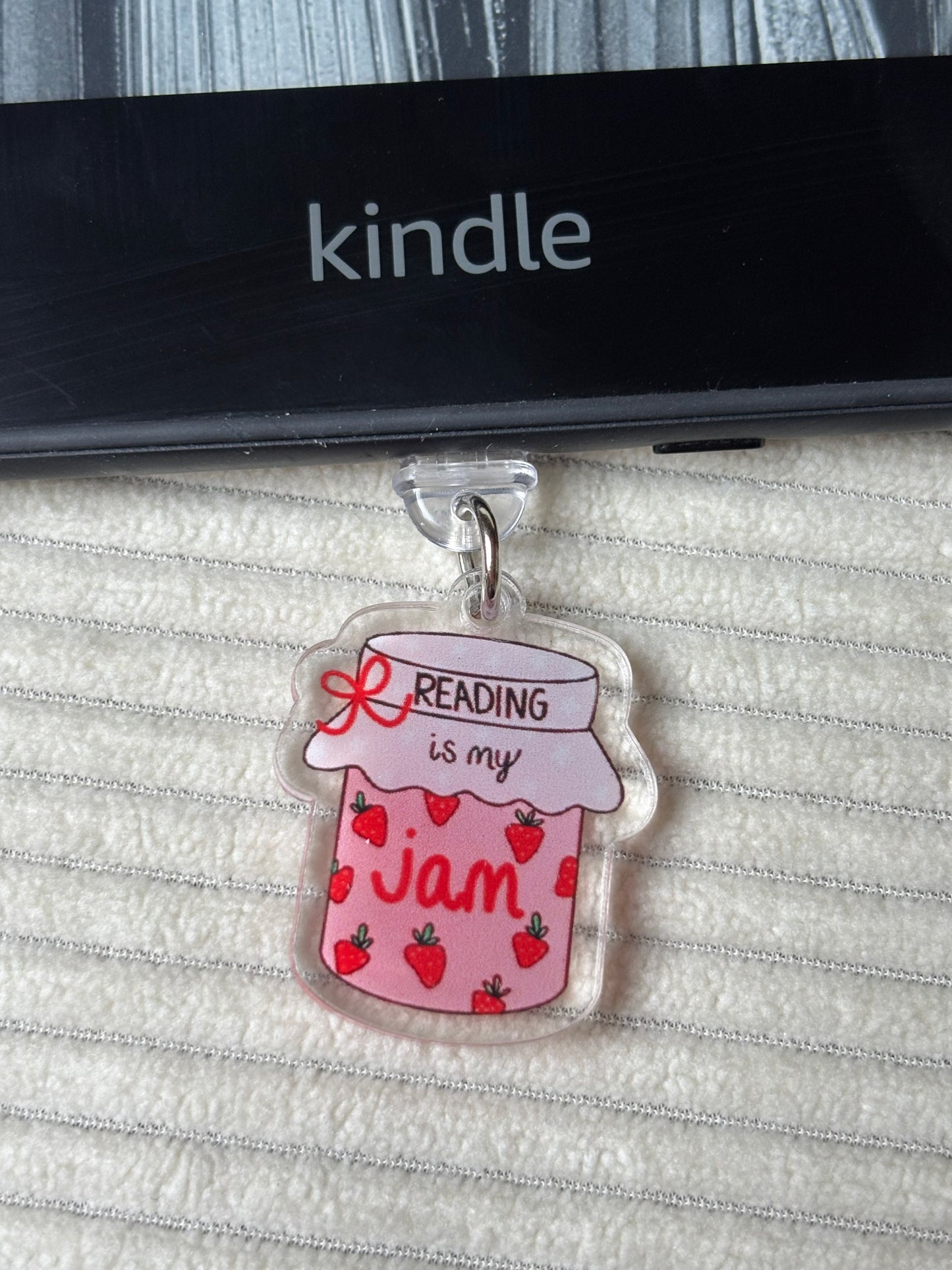 Charm anti-poussière USB-C - Reading is my jam 🍓
