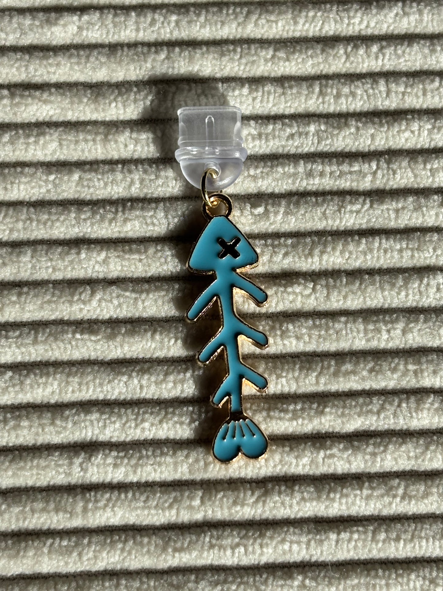 Charm anti-poussière USB-C - Squelette de poisson bleu