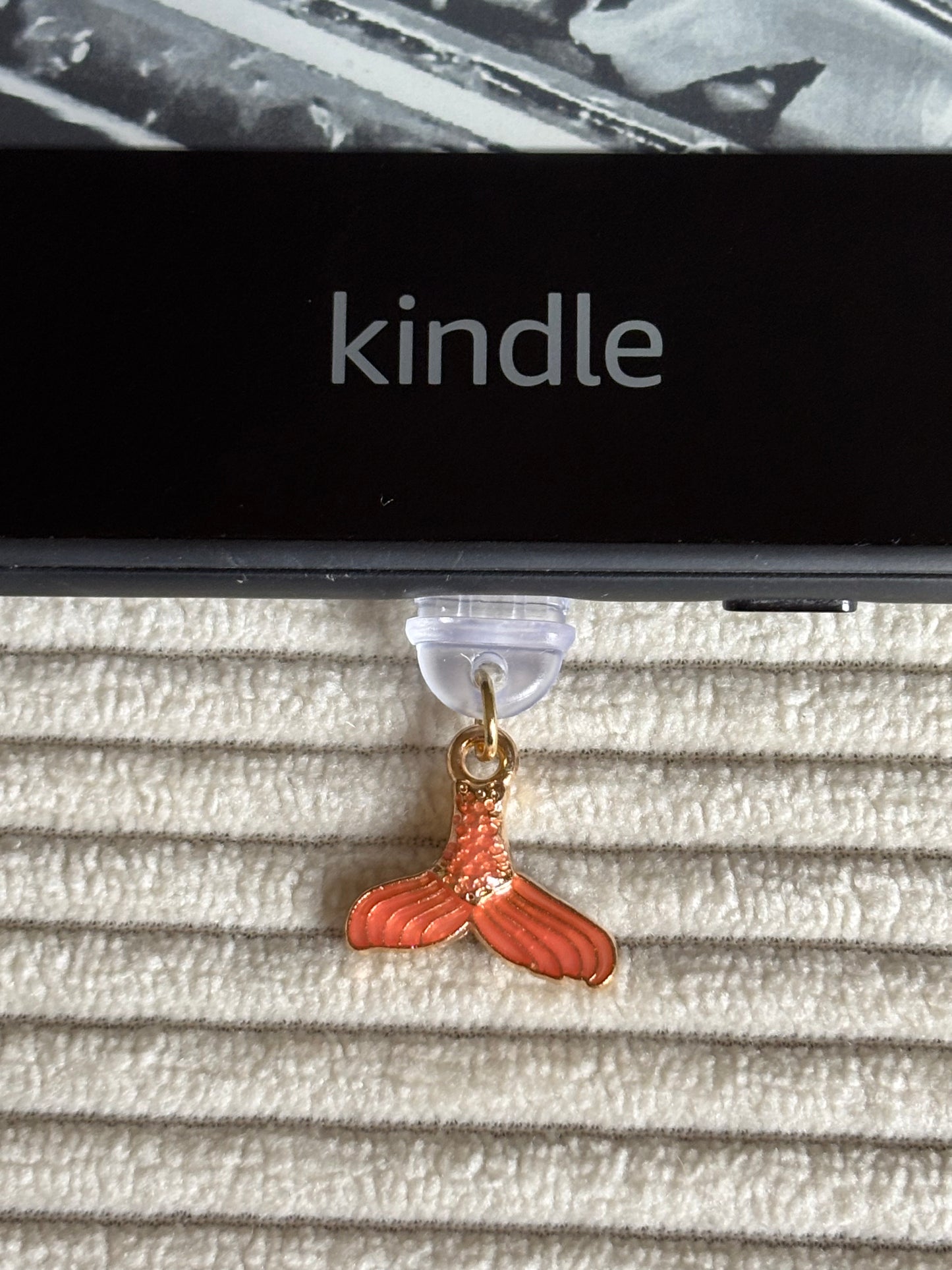 Charm anti-poussière USB-C - Queue de baleine corail