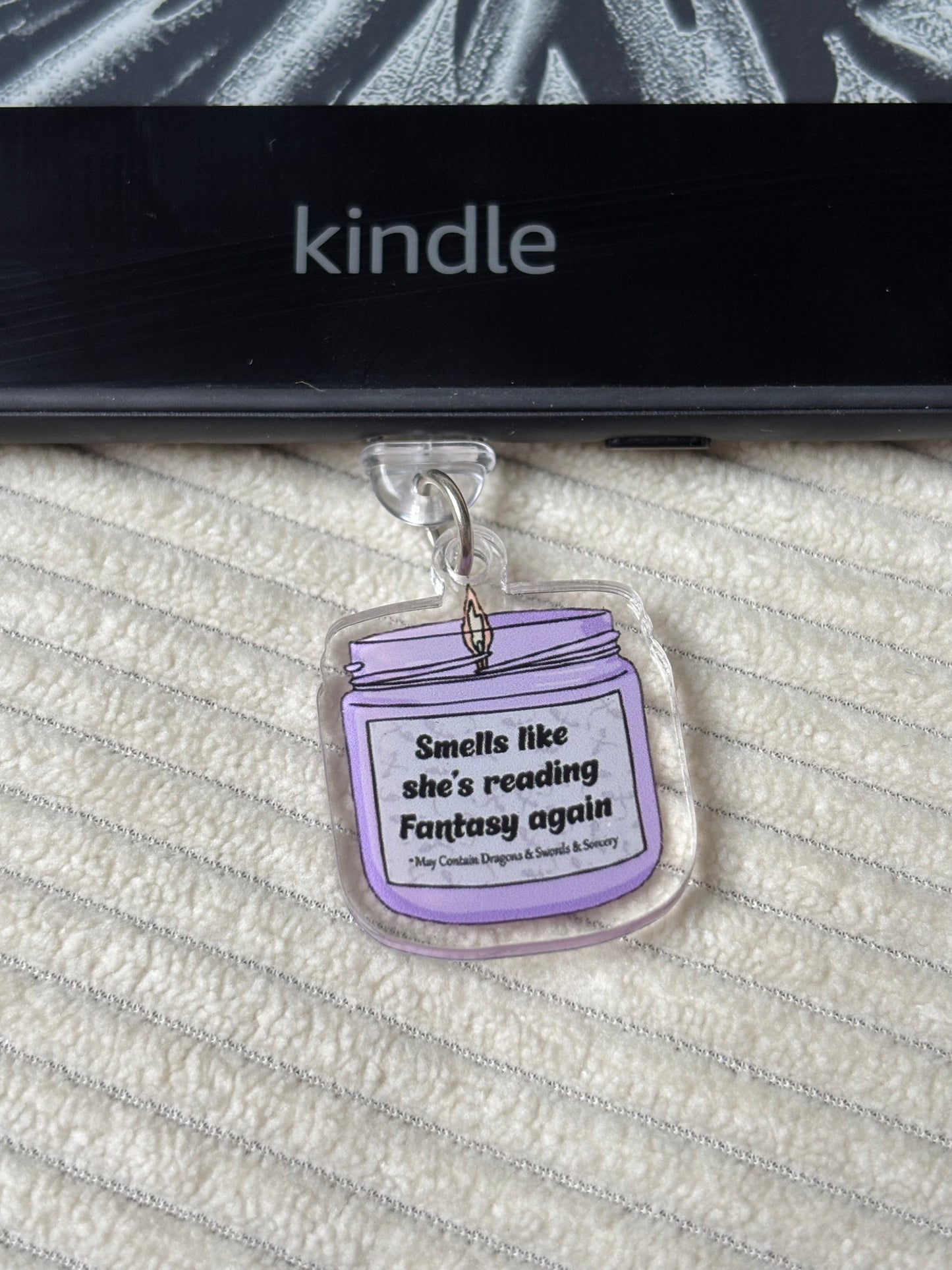 Charm anti-poussière USB-C - Smells like she’s reading Fantasy again
