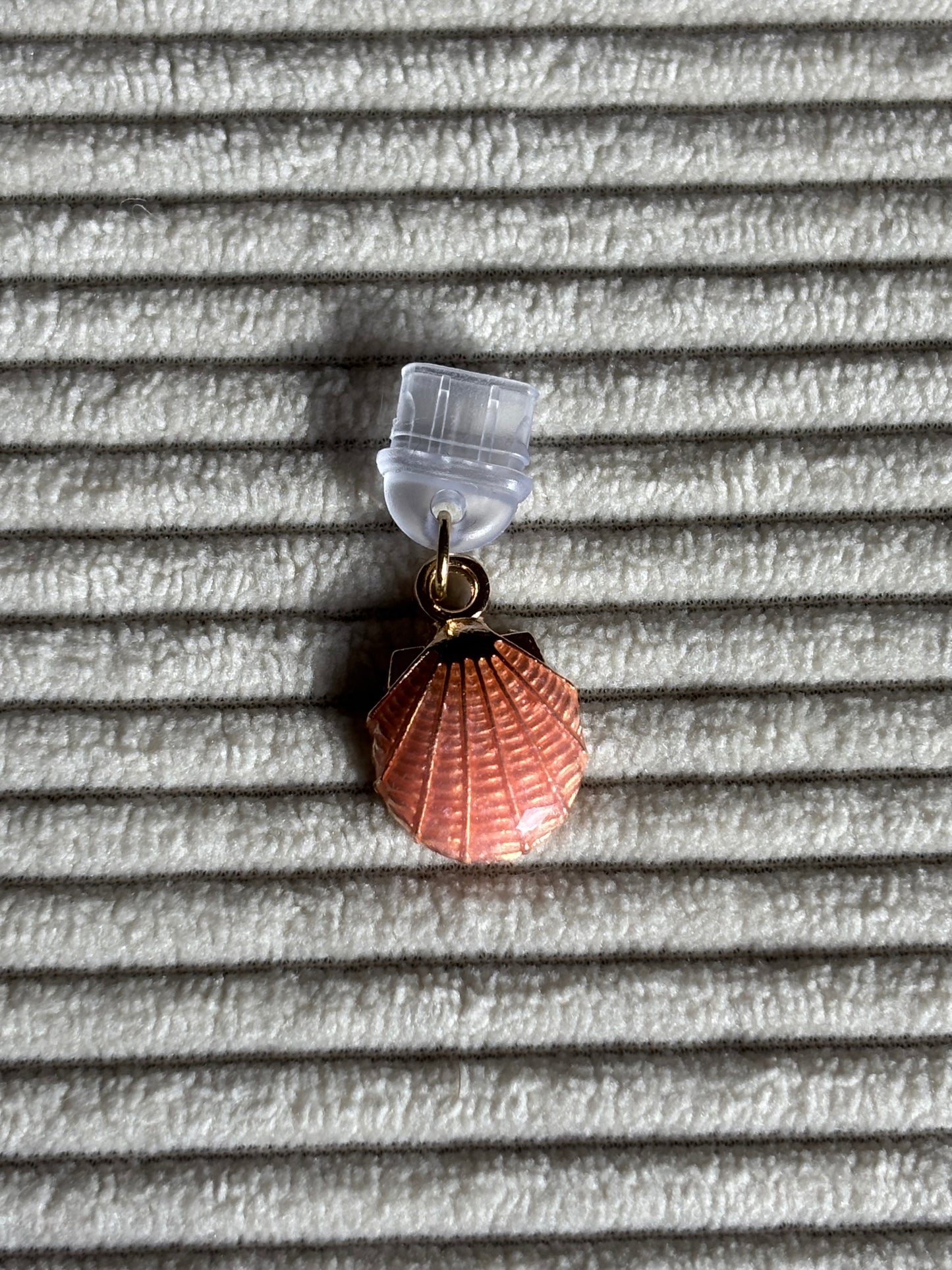 Charm anti-poussière USB-C - Coquillage corail nacré