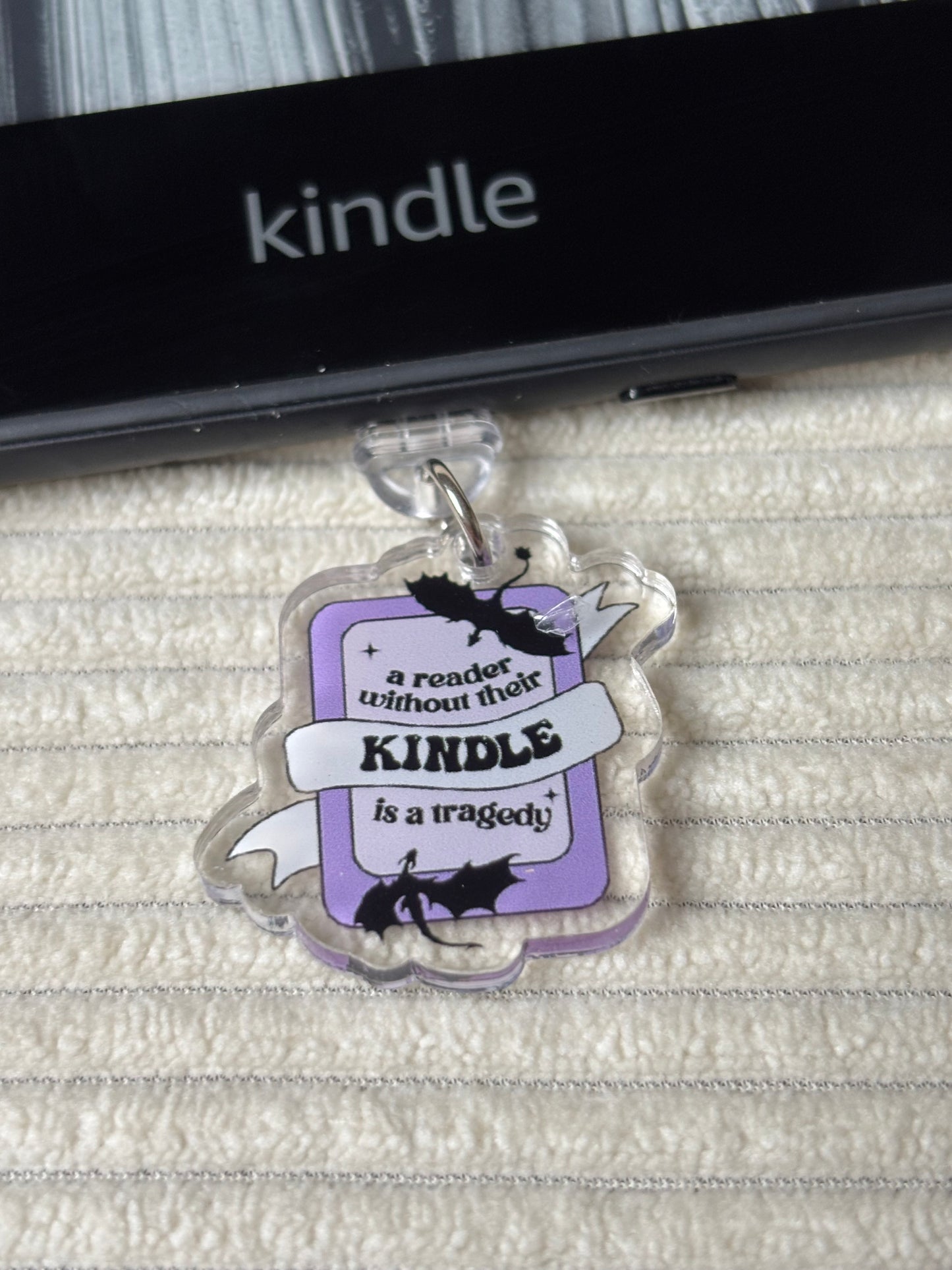 Charm anti-poussière USB-C - A reader without their Kindle is a tragedy