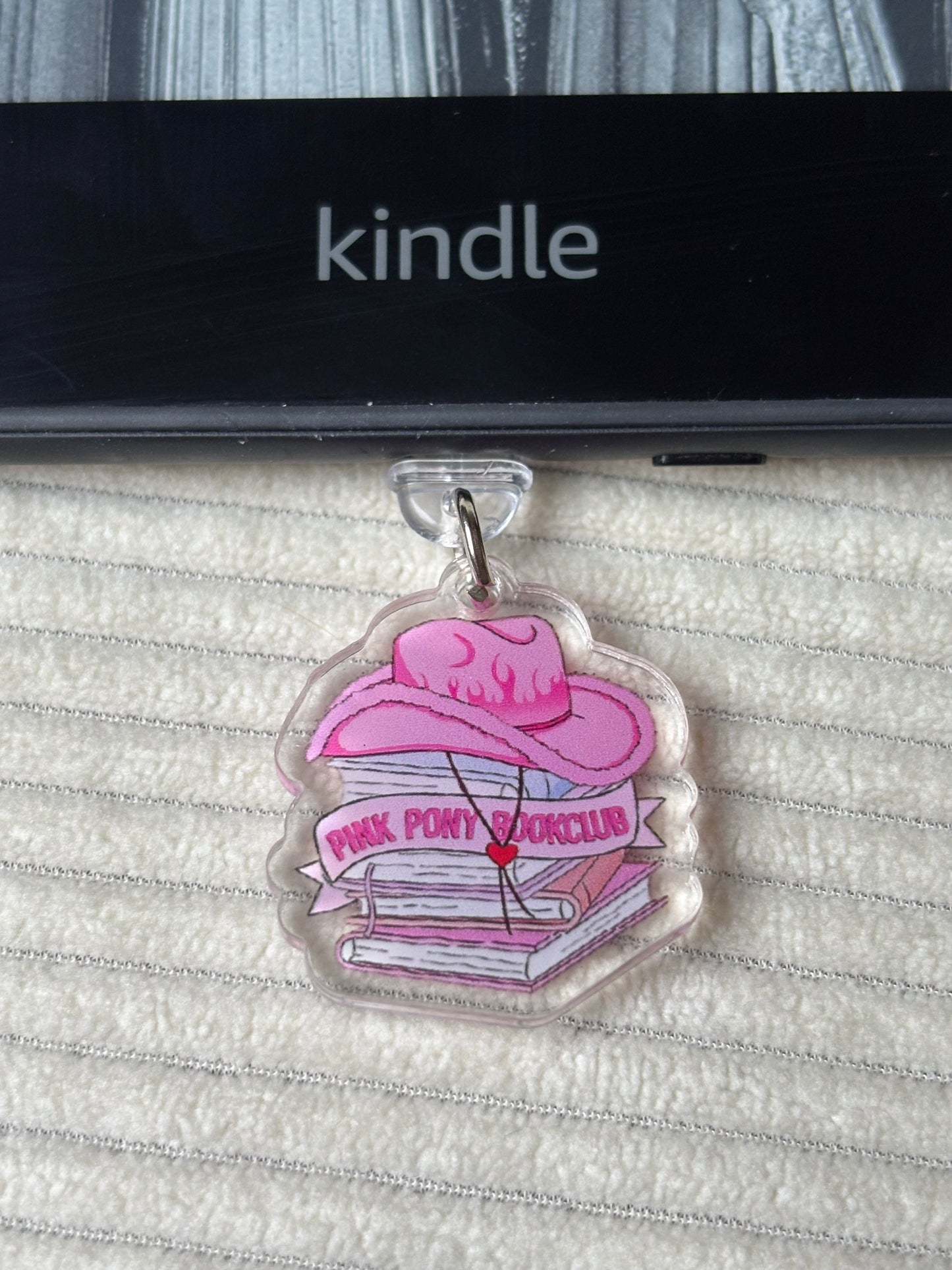 Charm anti-poussière USB-C - Pink Pony Bookclub