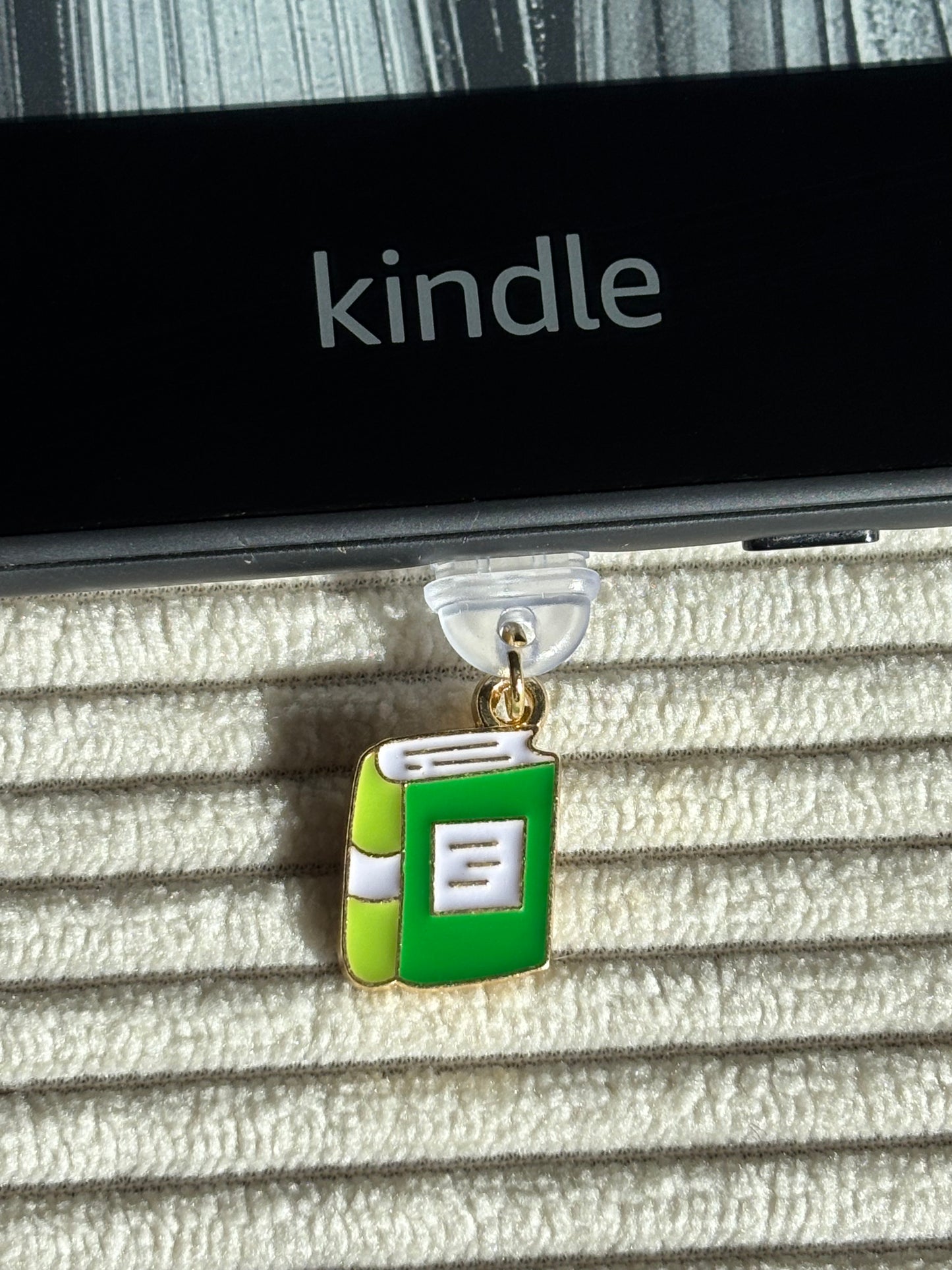 Charm anti-poussière USB-C - Livre vert