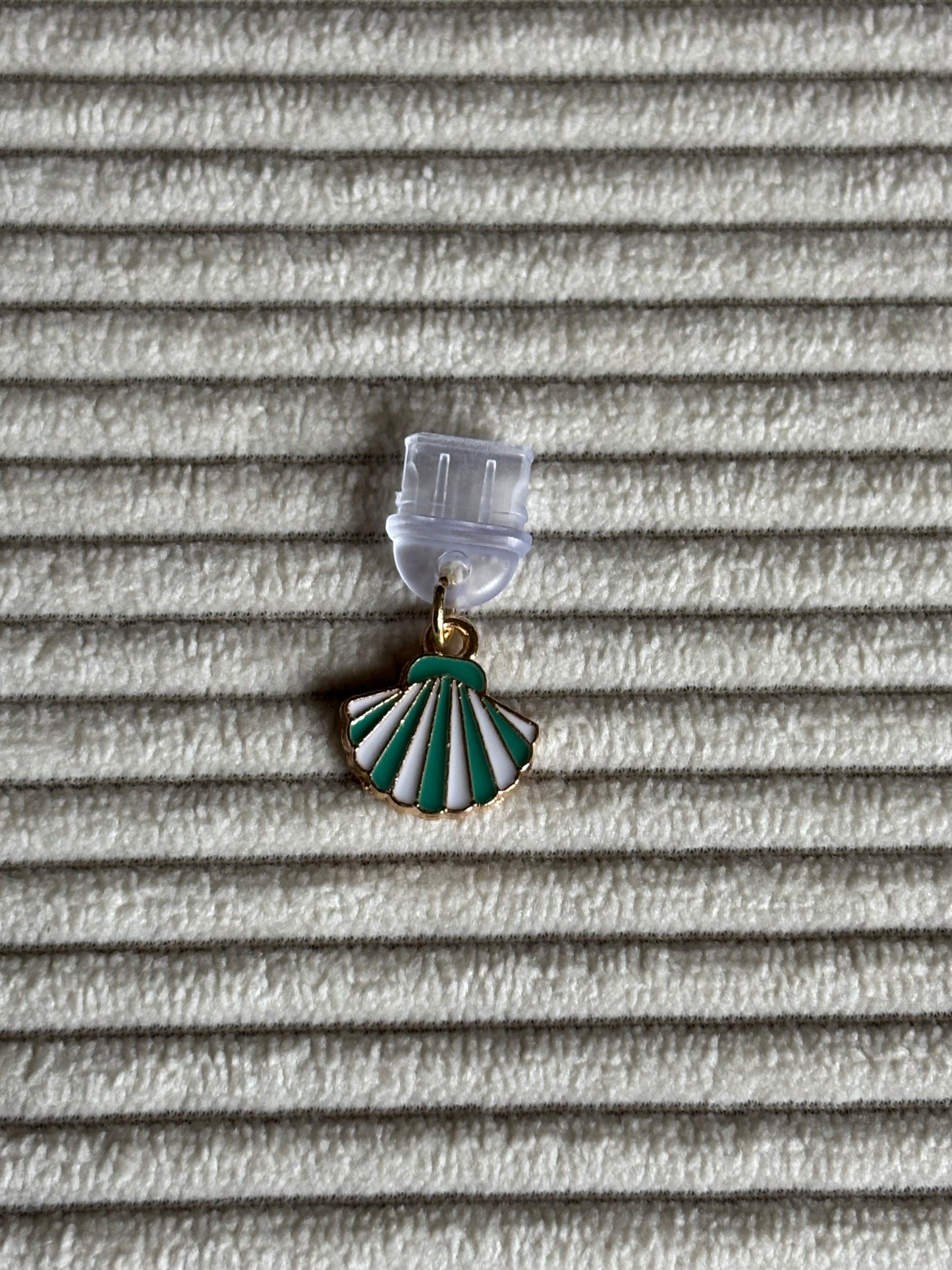 Charm anti-poussière USB-C - Coquillage vert turquoise & blanc