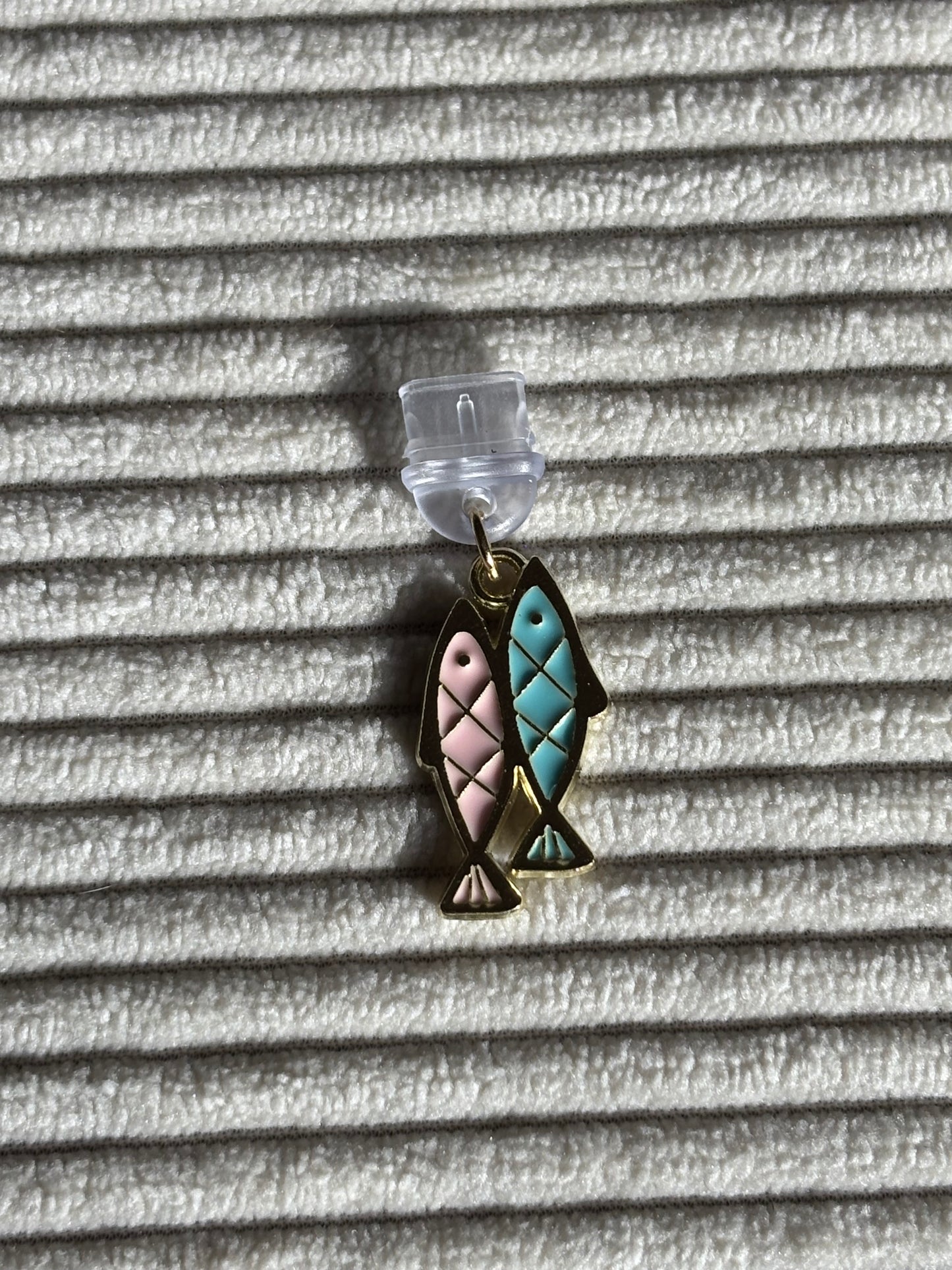 Charm anti-poussière USB-C - Poissons rose & bleu