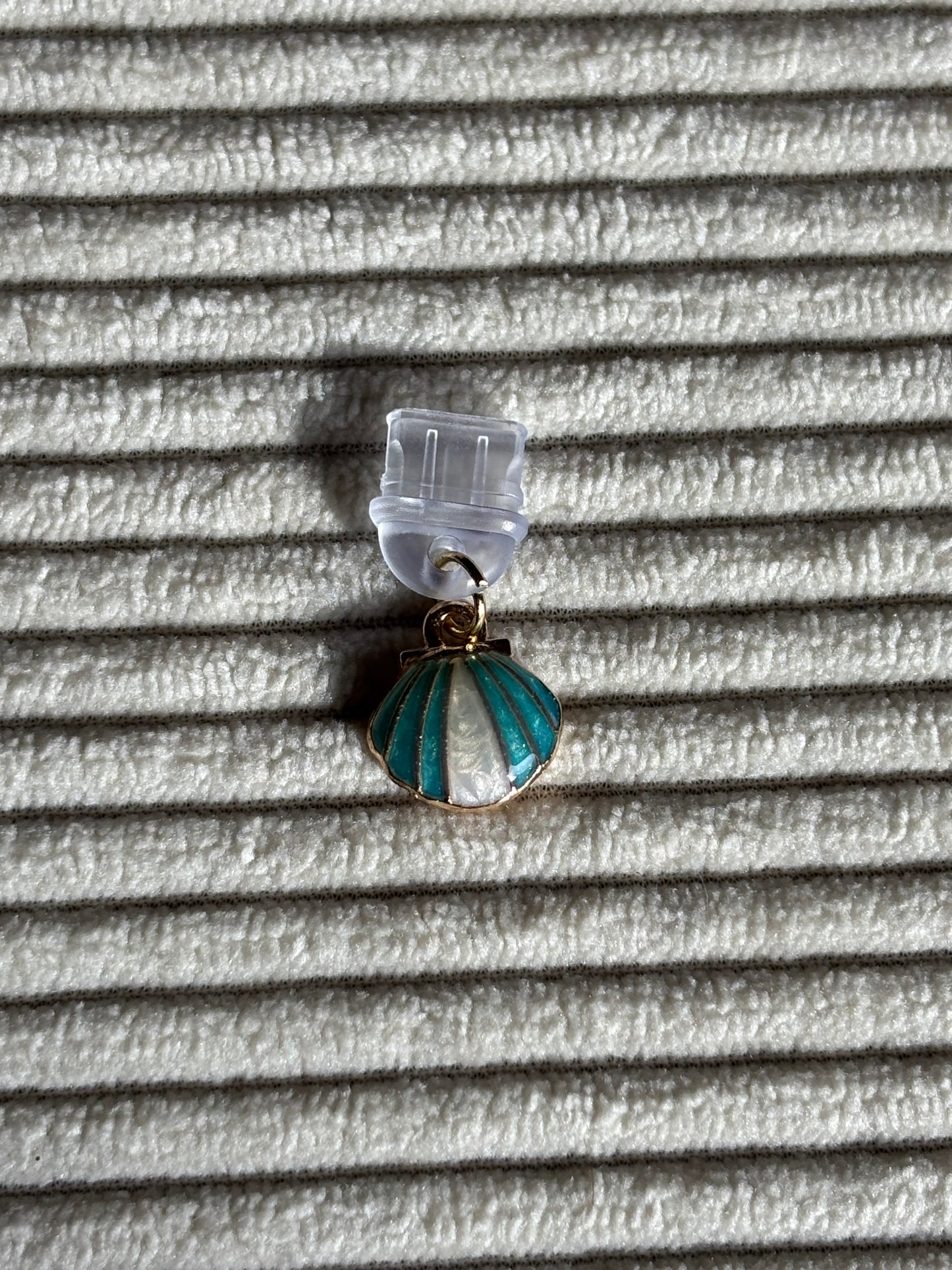 Charm anti-poussière USB-C - Coquillage turquoise & nacré