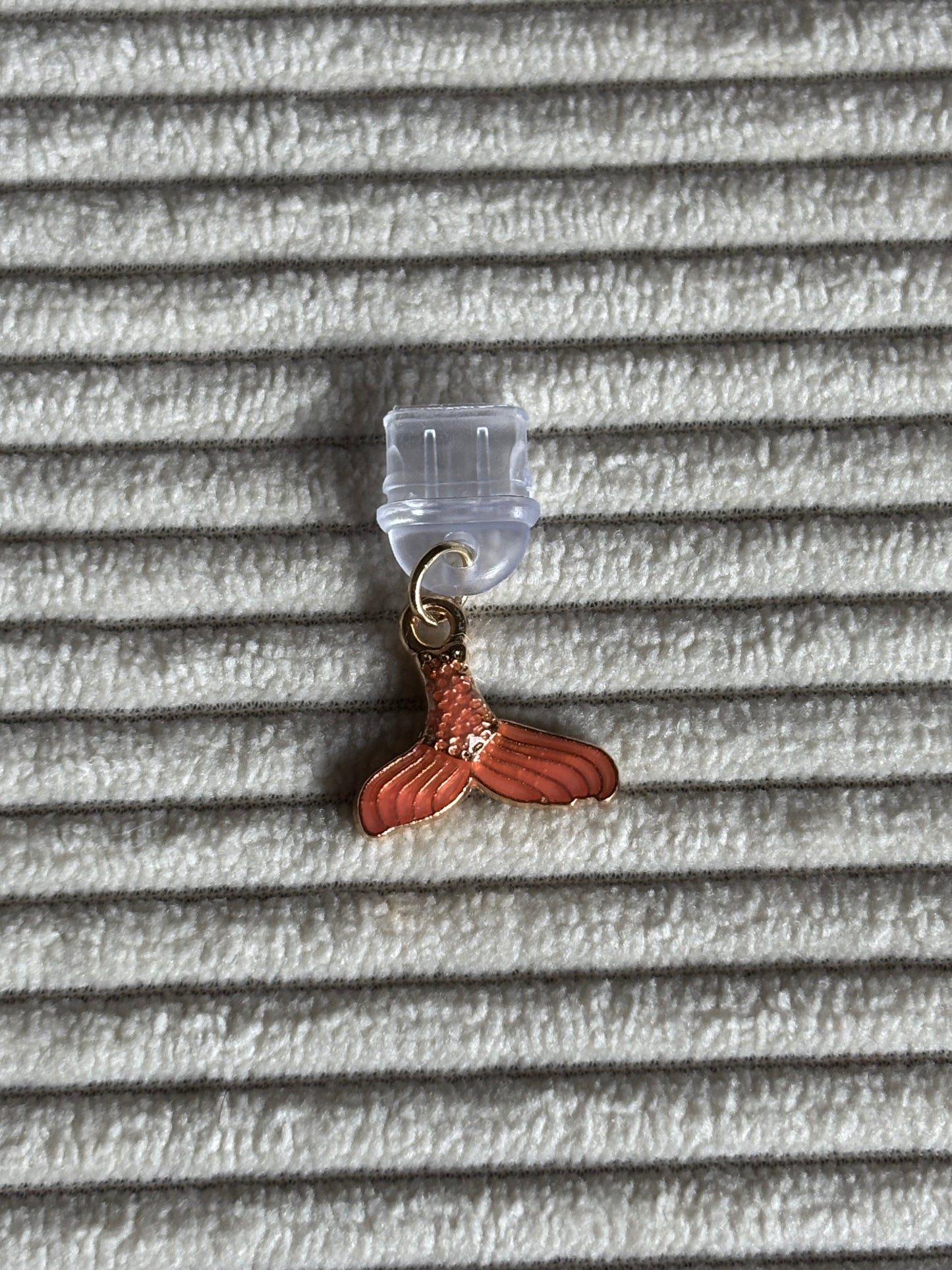 Charm anti-poussière USB-C - Queue de baleine corail