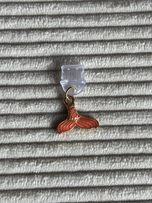 Charm anti-poussière USB-C - Queue de baleine corail