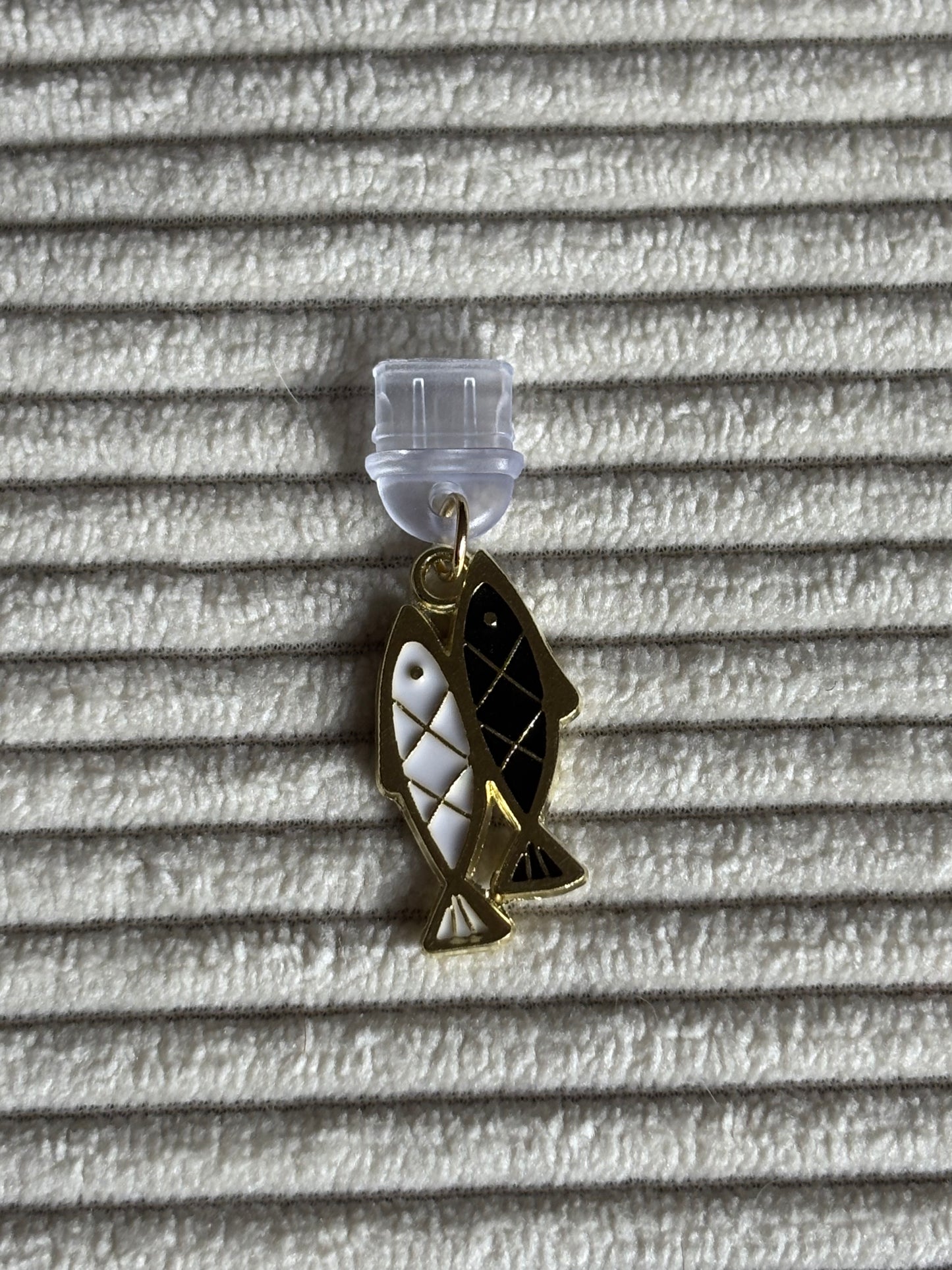 Charm anti-poussière USB-C - Poissons noir & blanc