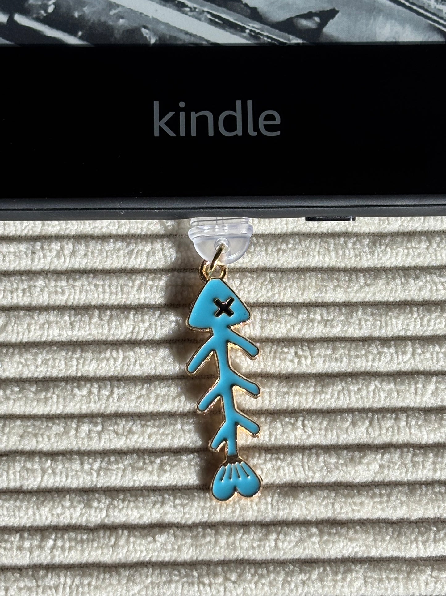 Charm anti-poussière USB-C - Squelette de poisson bleu