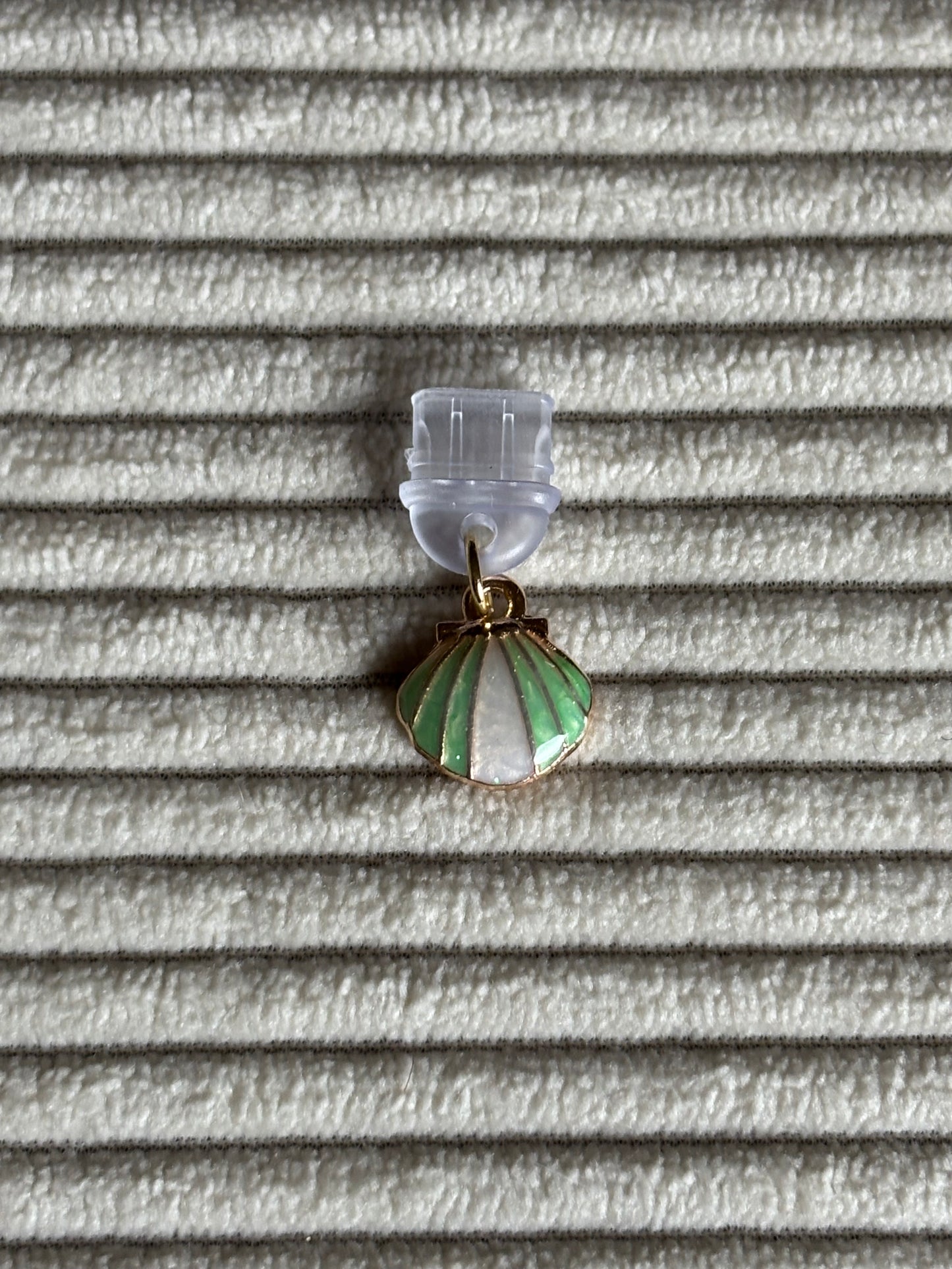 Charm anti-poussière USB-C - Coquillage vert & nacré