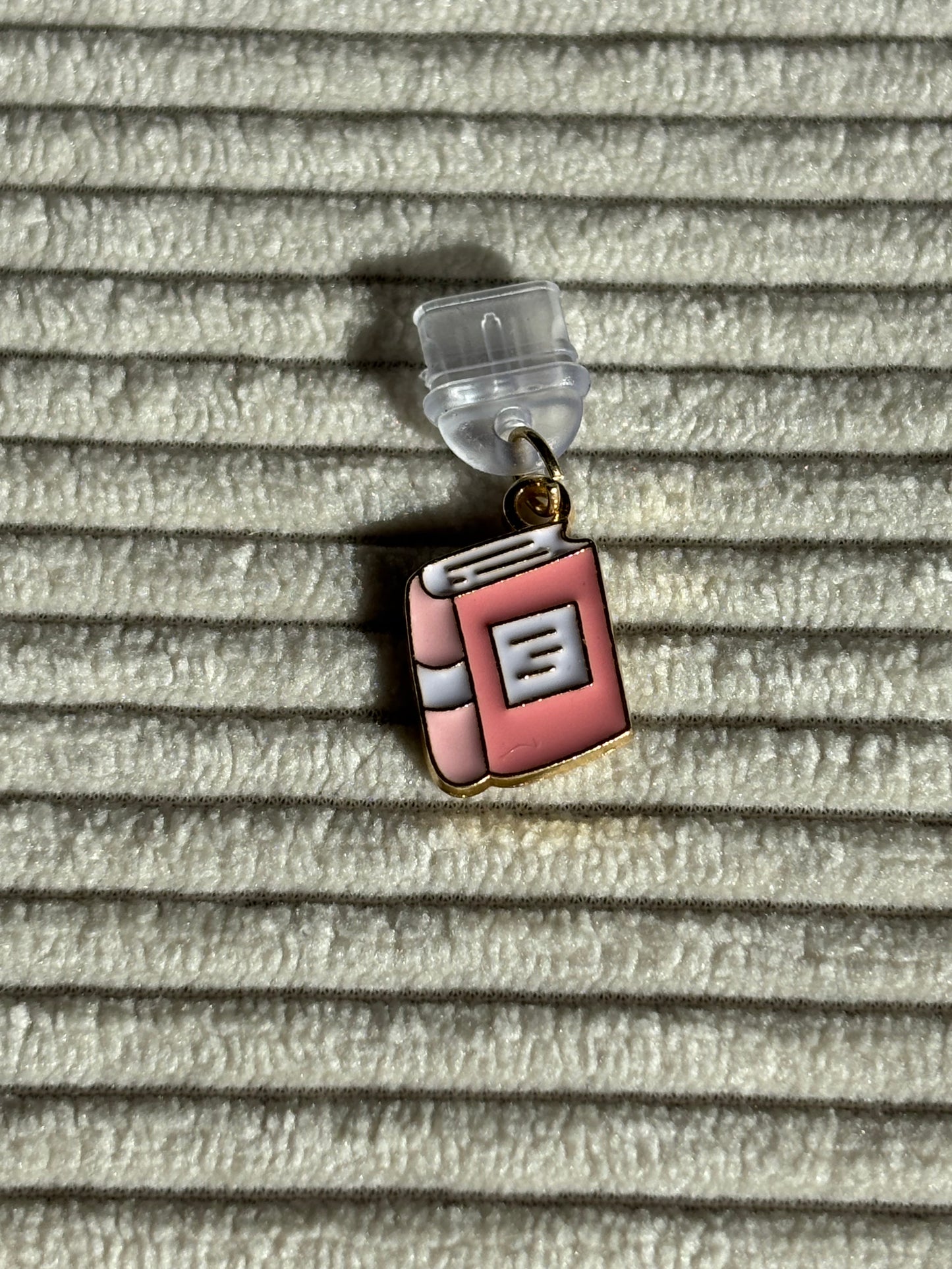 Charm anti-poussière USB-C - Livre rose