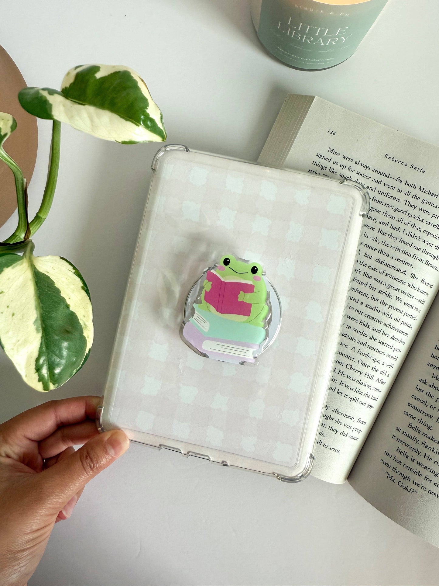 Poignée Kindle - Grenouille lectrice